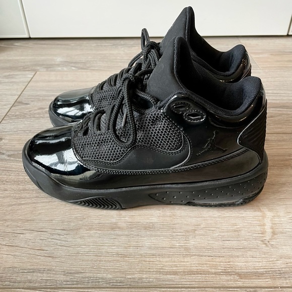 jordan max aura 2 triple black